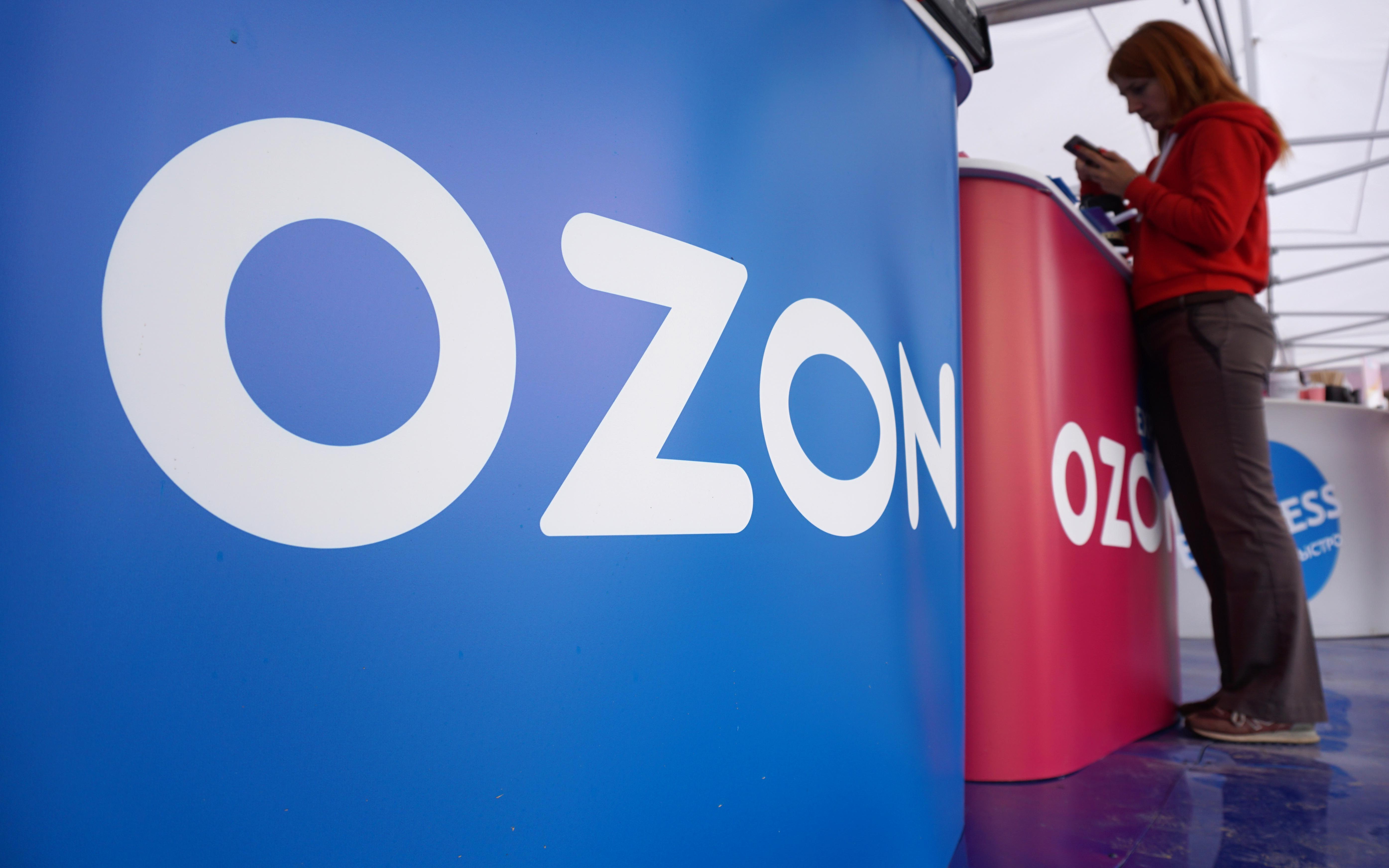 Покупательница в пункте выдачи товаров интернет-магазина OZON