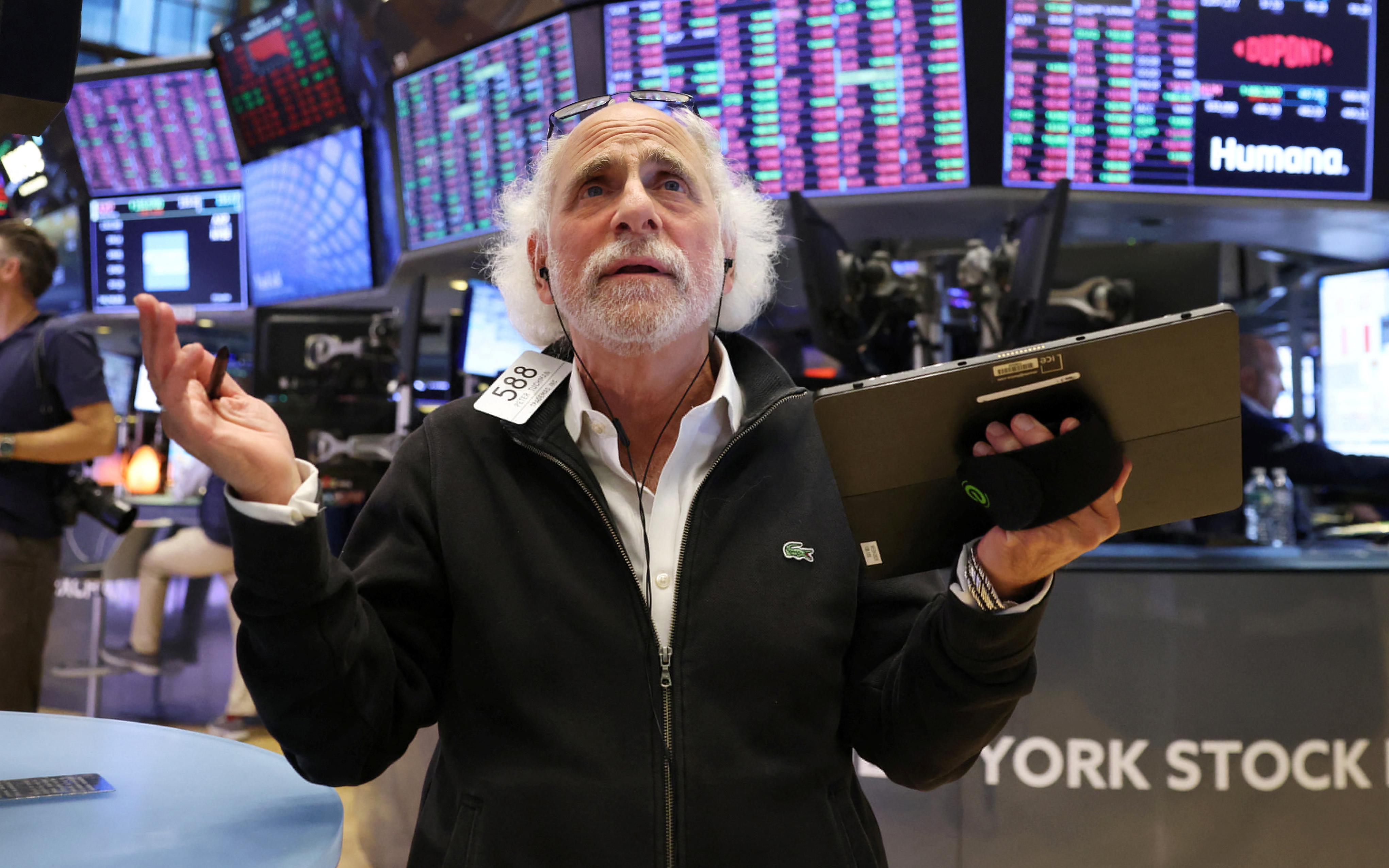 Трейдер на торговой площадке Нью-Йоркской фондовой биржи (NYSE)