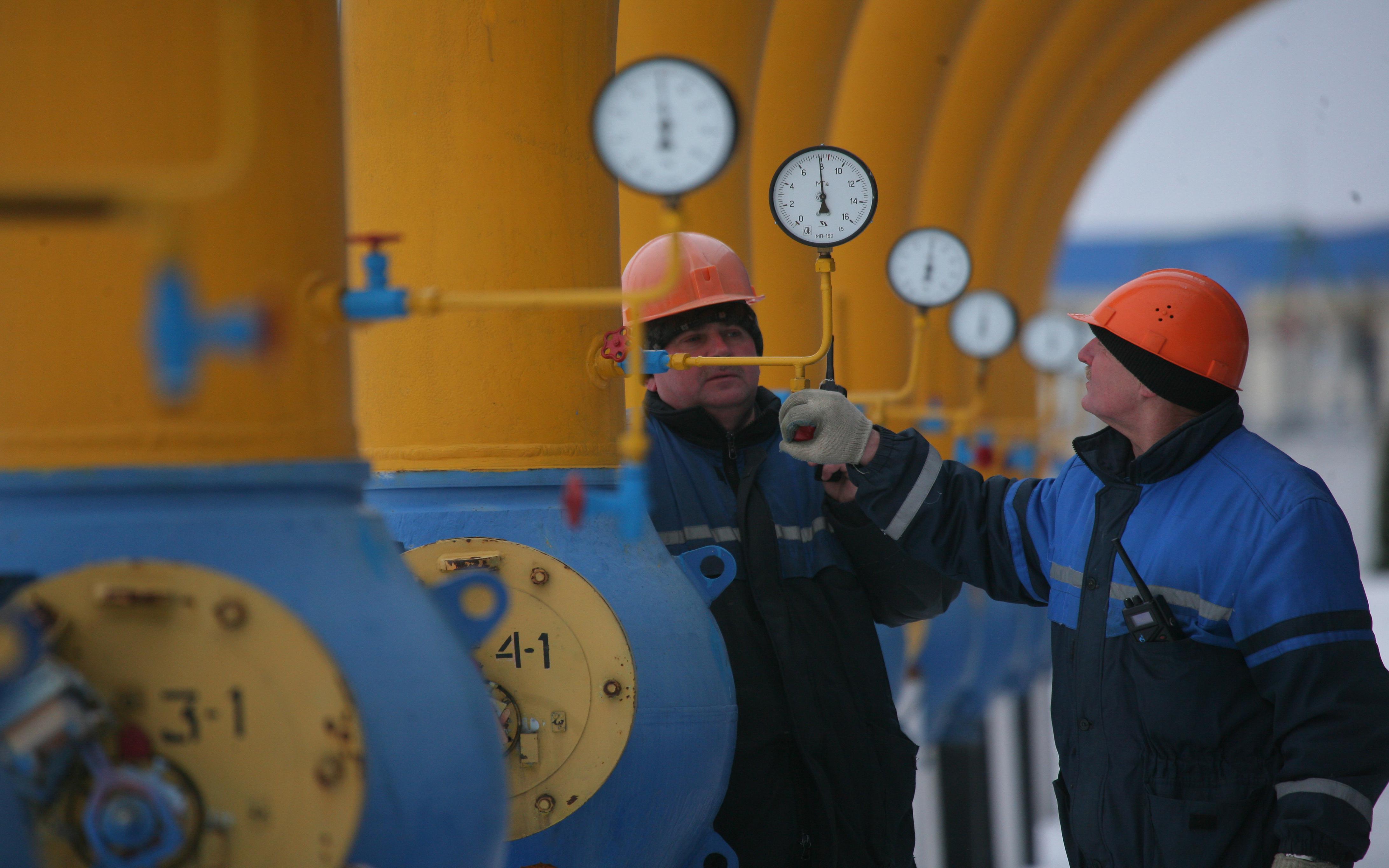 Сотрудники на Несвижской газокомпрессорной станции под Минском