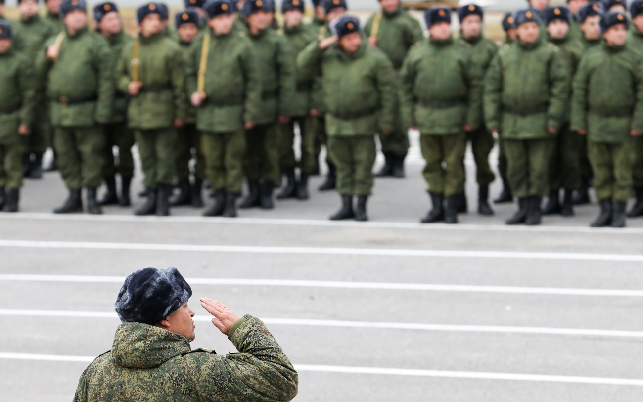 Военнослужащий во время церемонии вручения боевого оружия мобилизованным гражданам в учебном центре Центрального военного округа (ЦВО) в Свердловской области.