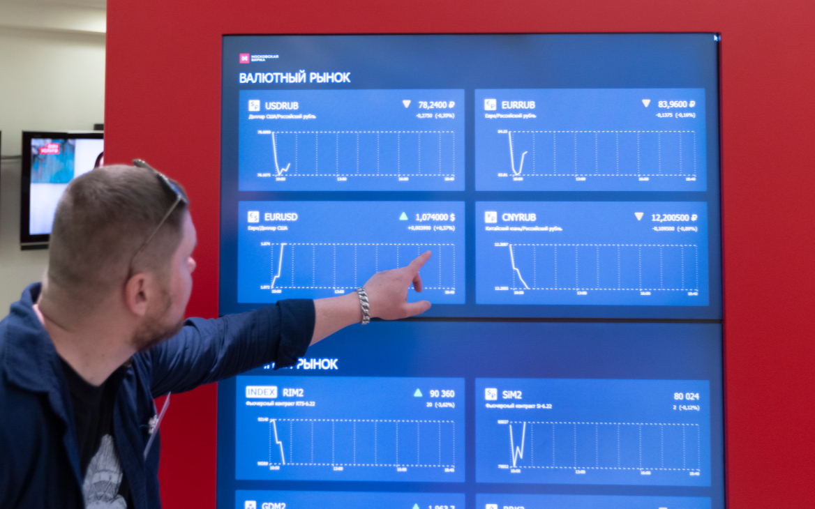 Информационный стенд с графиками фондовых и валютных рынков в офисе Московской биржи&nbsp;