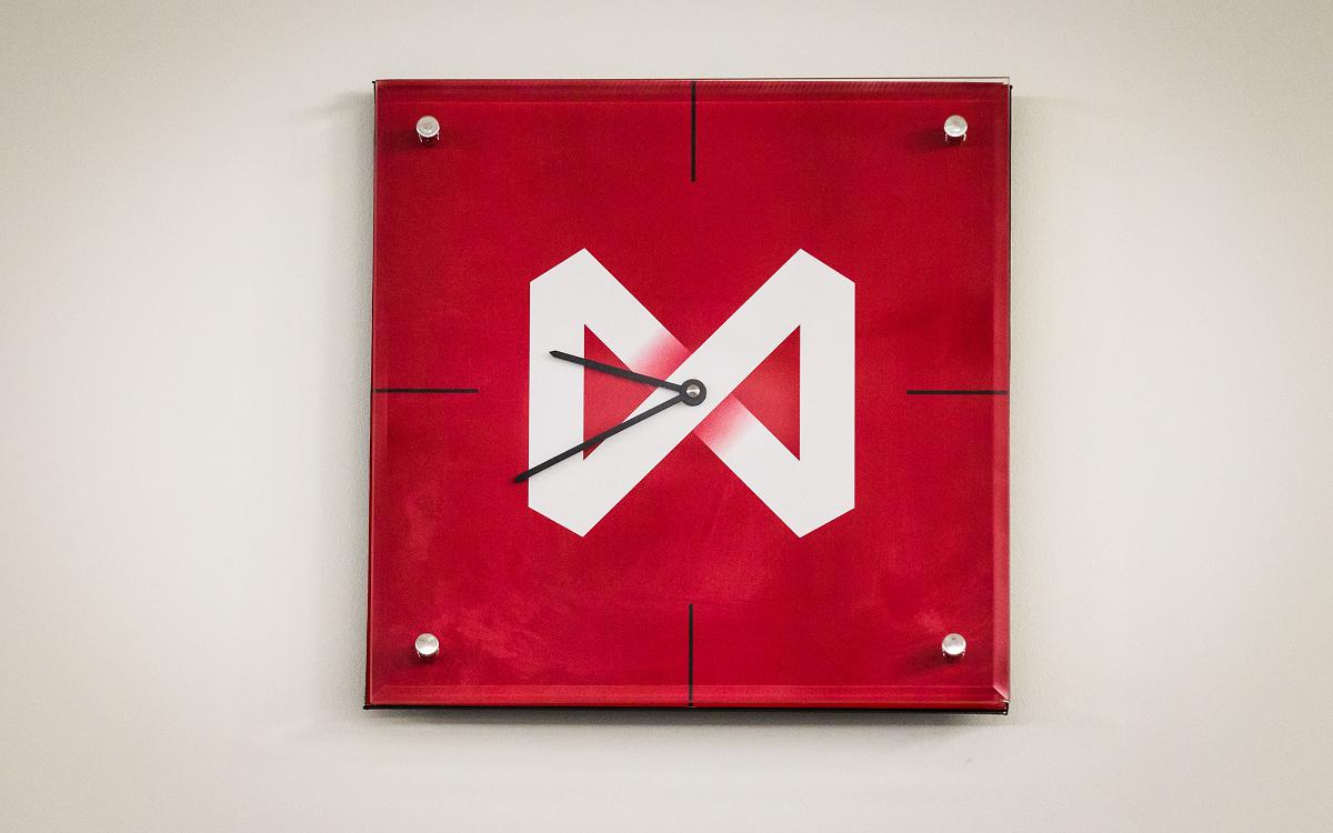 Часы с логотипом Мосбиржи