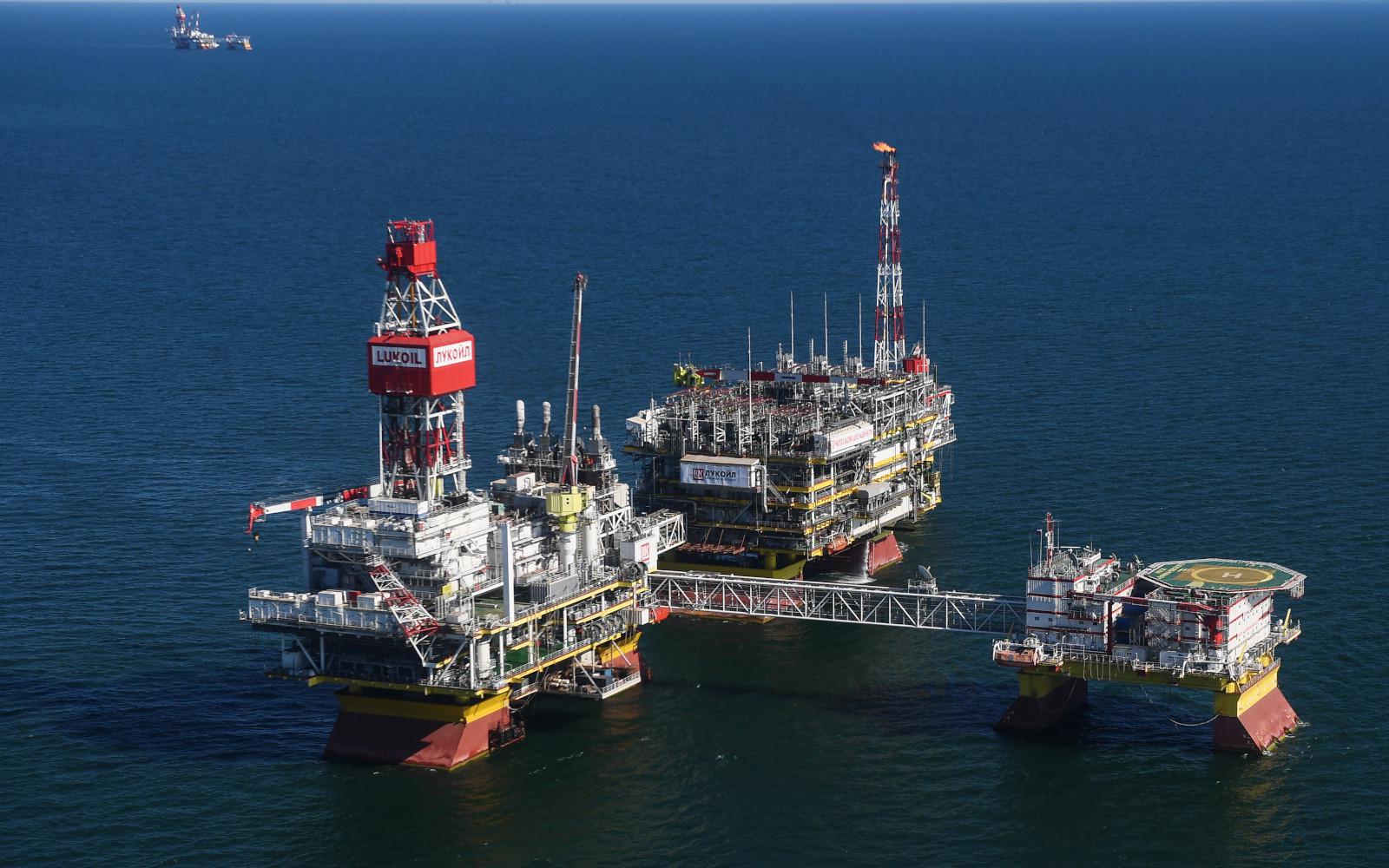 Платформа ЛУКОЙЛа&nbsp;на нефтегазоконденсатном месторождении имени Владимира Филановского в северной части акватории Каспийского моря