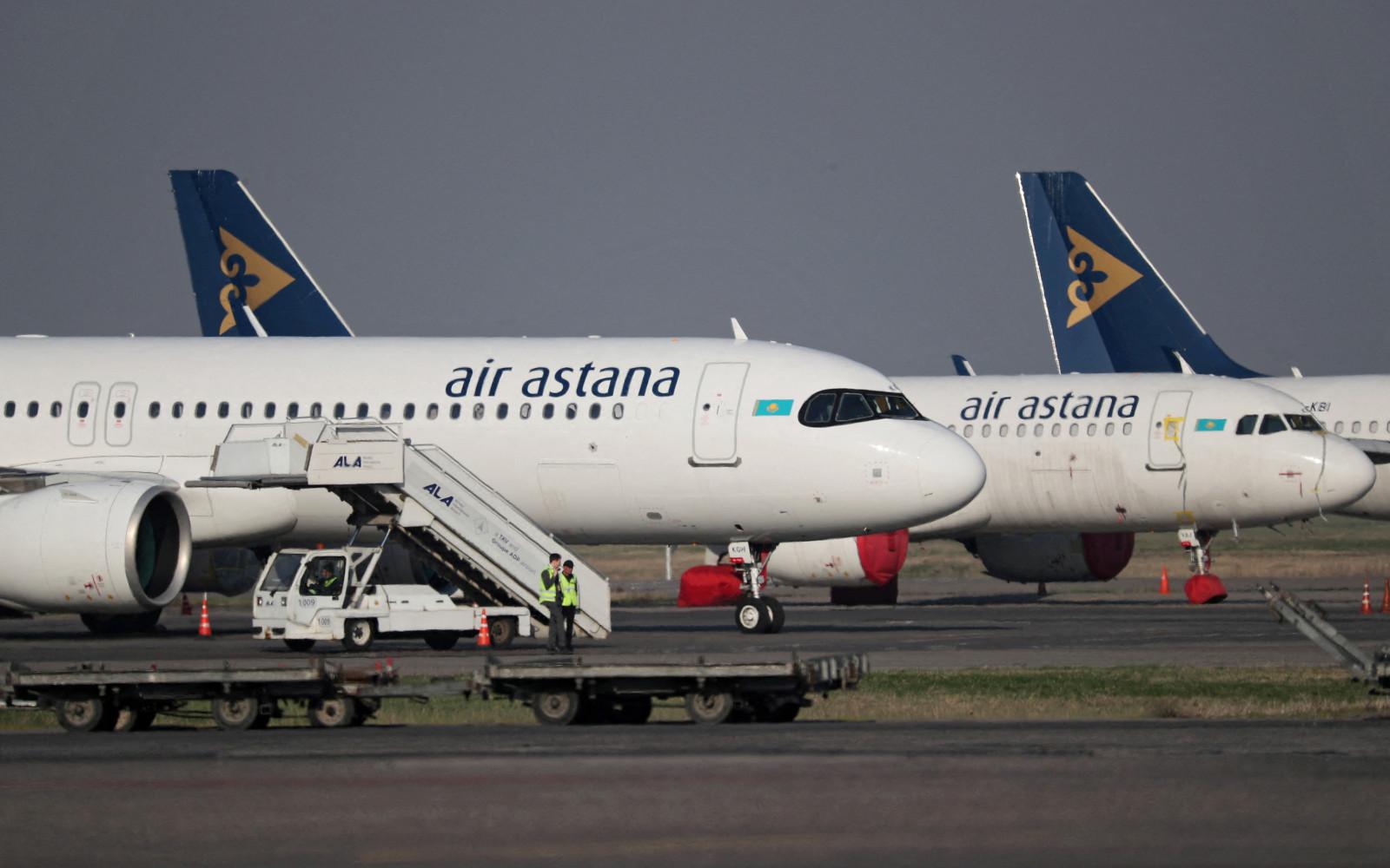 Cамолеты Air Astana, припаркованные в Международном аэропорту Алматы, Казахстан